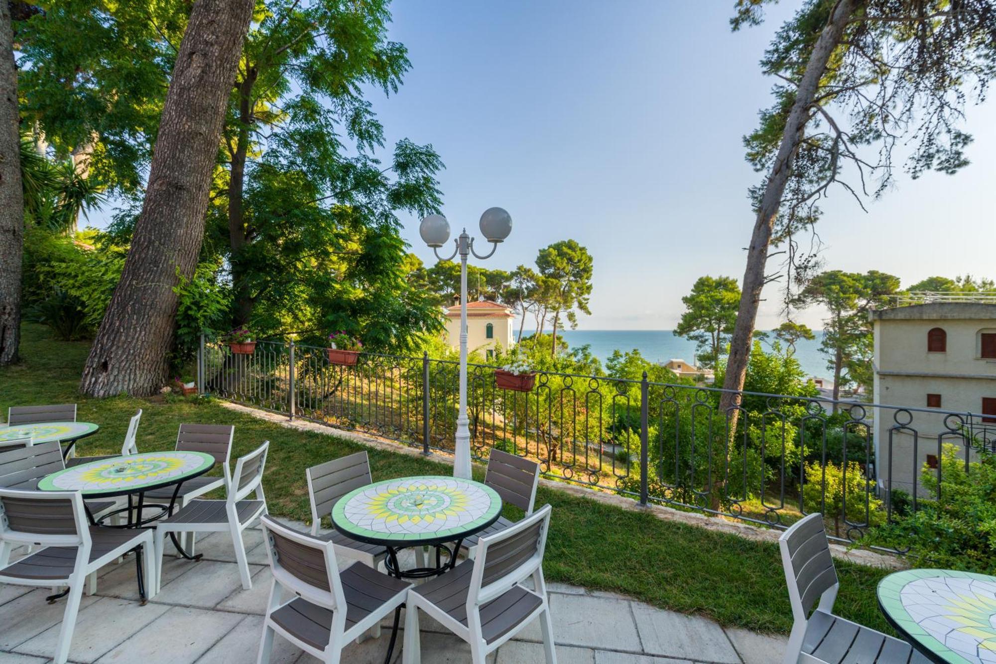 Park Hotel Villa Maria San Menaio Luaran gambar